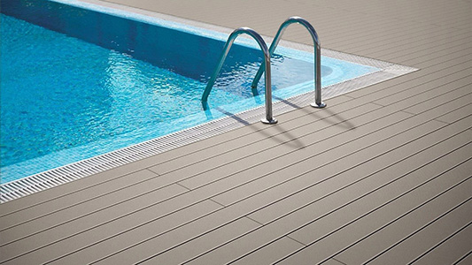 Терраса у бассейна фото от EcoDecking
