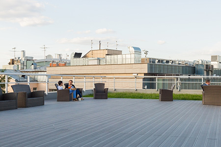 Терраса на кровле дома фото от EcoDecking