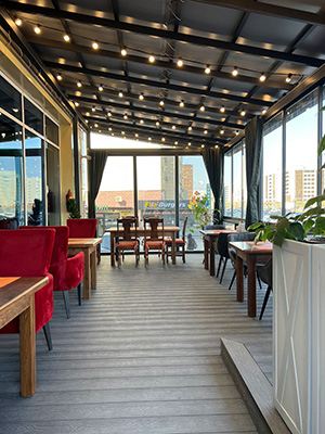Терраса в ресторане фото от EcoDecking